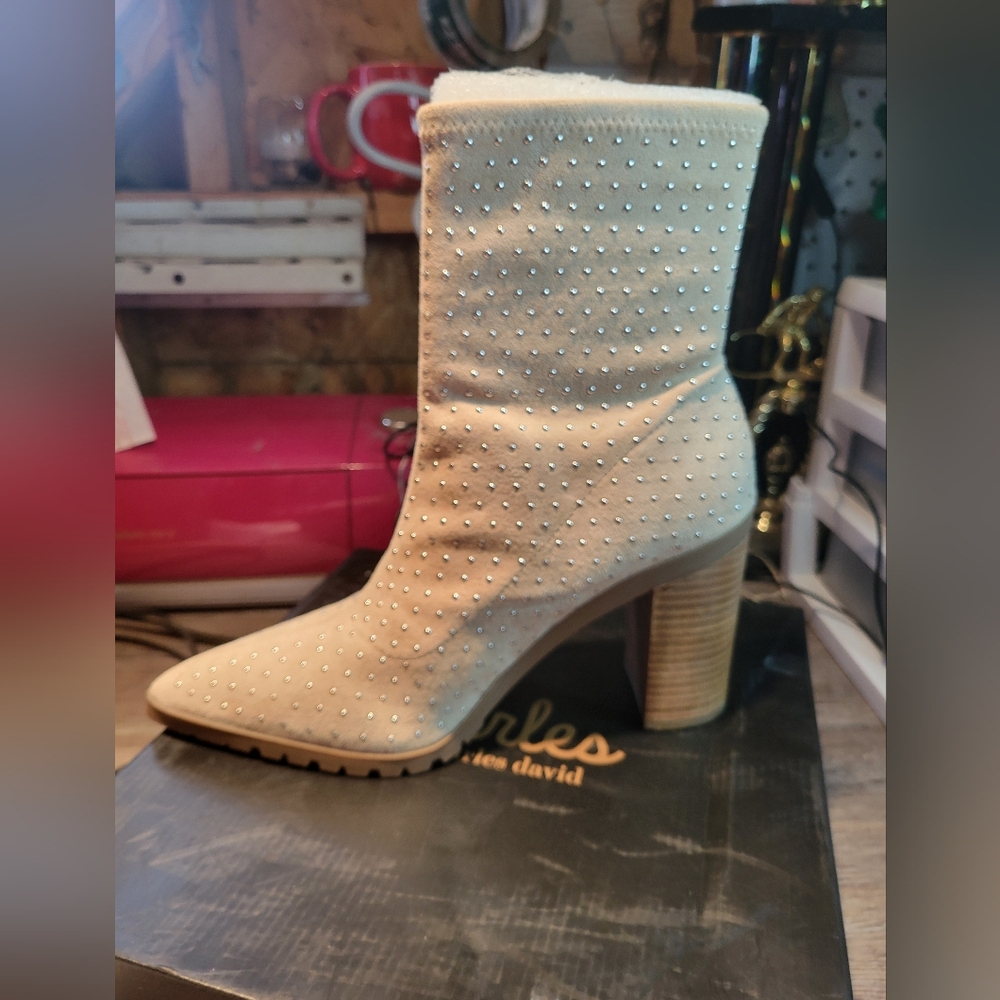 Charles By Charles David‎ NEW IN BOX Beige Studded Ankle Boots Size 9.5